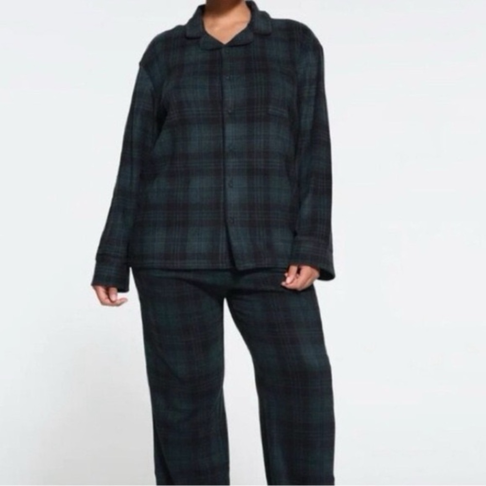 Sold SKIMS Fleece Sleep Set size large unisex
Like new condition